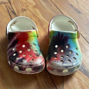 CROCS Kids' Rainbow Tie-Dye Clogs